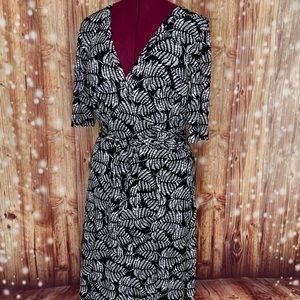 Daisy Fuentes Wrap Around Dress Size Large Black And White Leaf Print.